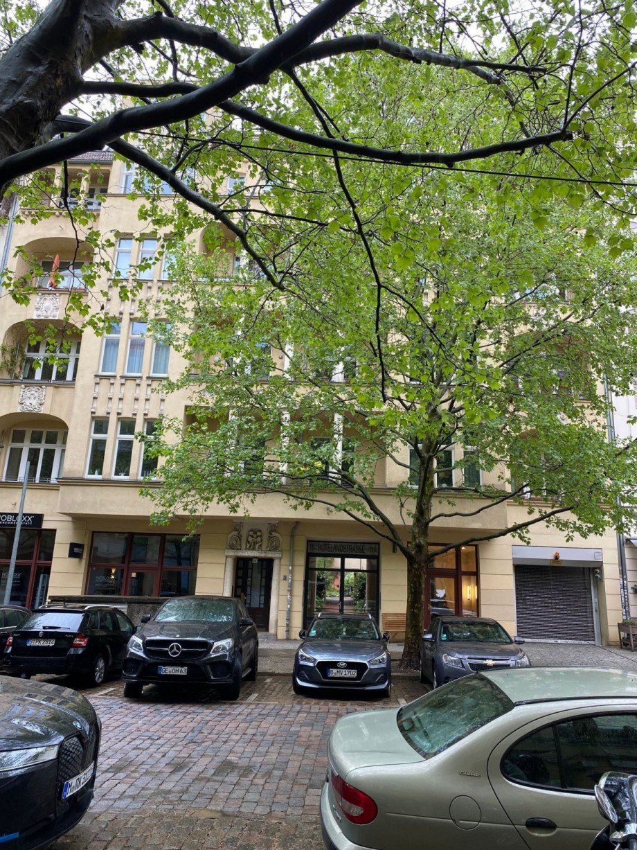 Altbau mit gr�ner Fassade Erdgeschosswohnung Berlin