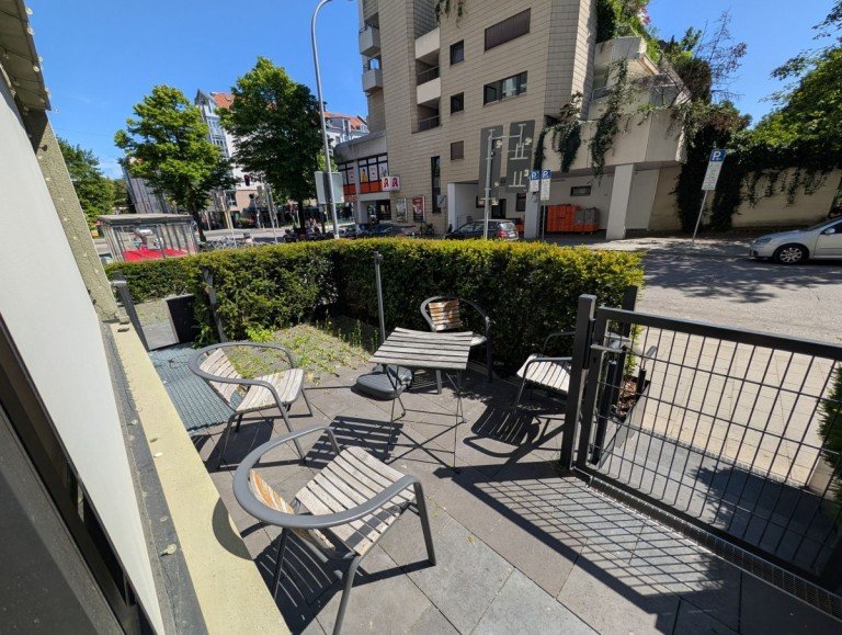 Terrasse mit Sitzbereich M�nchen Erdgeschosswohnung Moderne 1-Zimmer-Wohnung in M�nchen mit Terrasse und Garage
