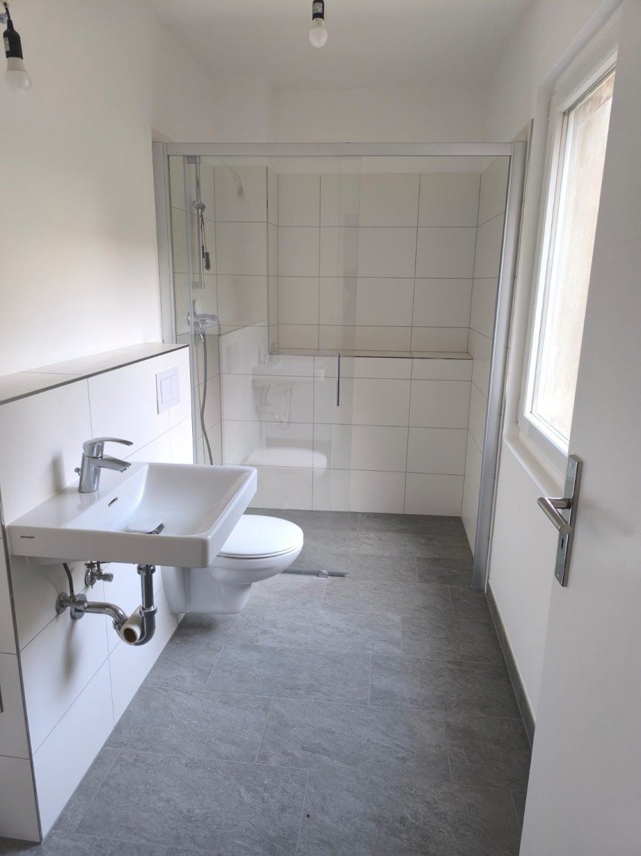 Badezimmer mit Dusche unten Erdgeschosswohnung Heidesee OT Dolgenbrodt