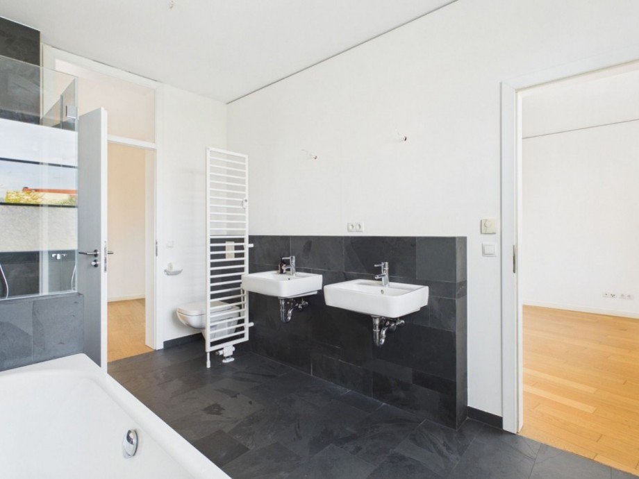 Bad mit Dusche und Wanne Etagenwohnung Berlin