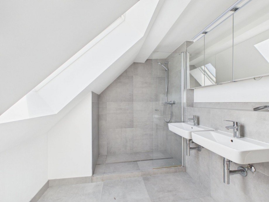 Badezimmer mit Dusche.jpg Dachgeschosswohnung Berlin