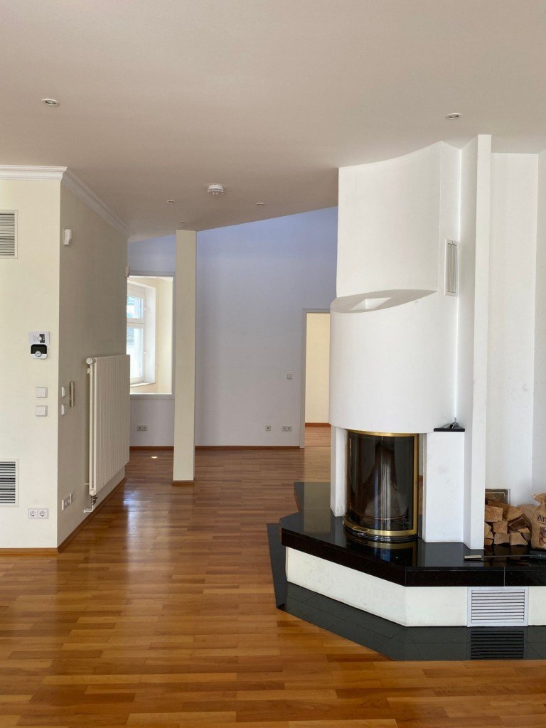 offener Wohnbereich mit Kamin Berlin Wohnung 4-Zimmer-Dachgeschosswohnung mit Terrasse in Sch�neberg - befristet auf 3 Jahre