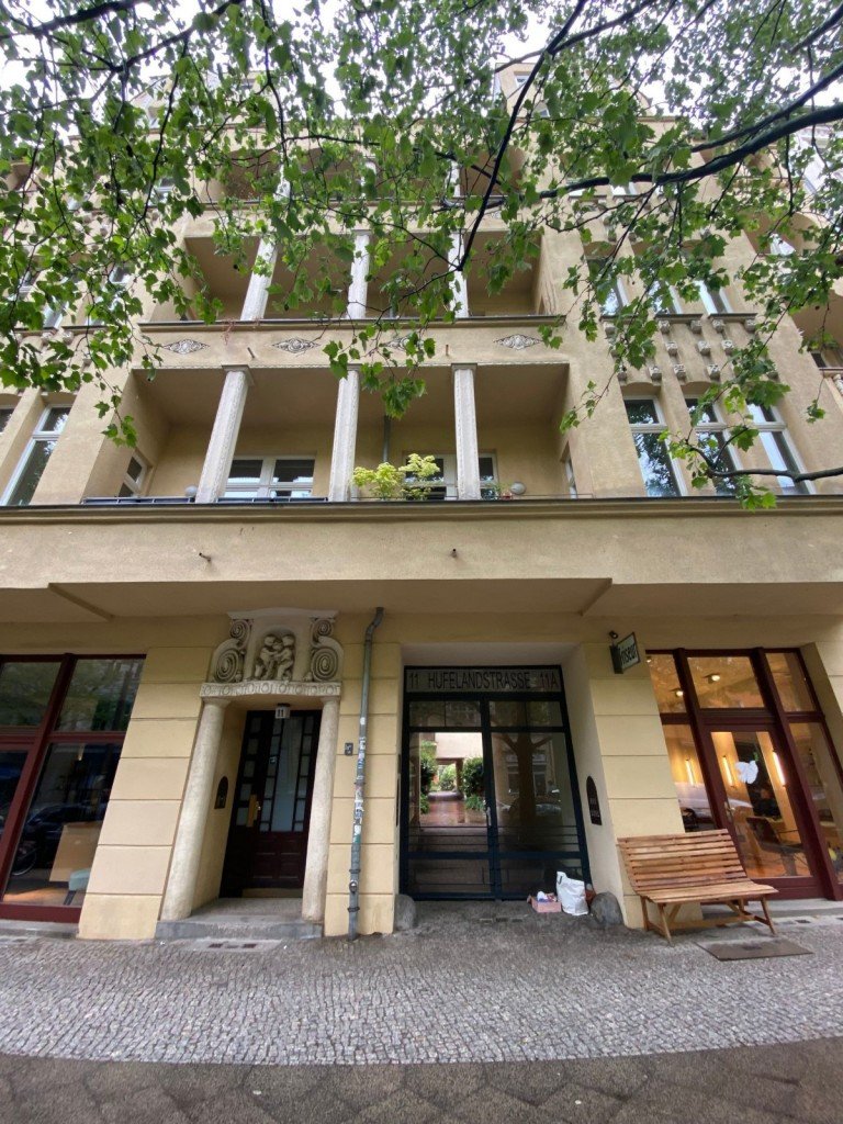 Altbau-Fassade mit Eing�ngen Berlin Erdgeschosswohnung **Sch�ne 4-Zimmer-Erdgeschosswohnung mit Terrasse im beliebten B�tzowviertel**