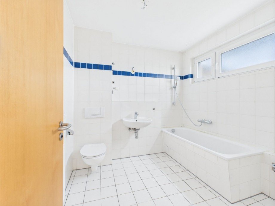 Badezimmer mit Wanne oben Maisonettewohnung Berlin