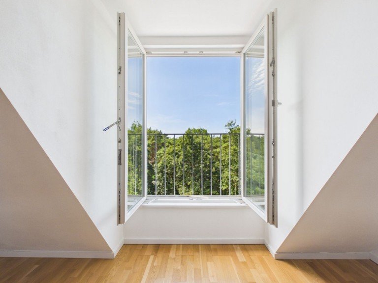 Blick aus dem Wohnbereich Berlin Dachgeschosswohnung ** Lichtdurchflutete 2-Zimmer-Dachgeschosswohnung mit Gartennutzung **
